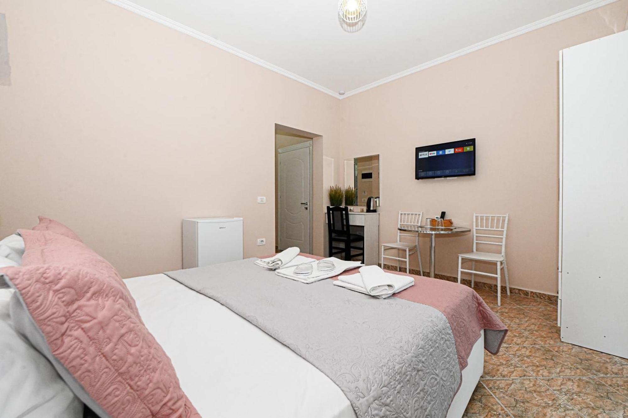 Hotel Fama Shkallnur Ngoại thất bức ảnh
