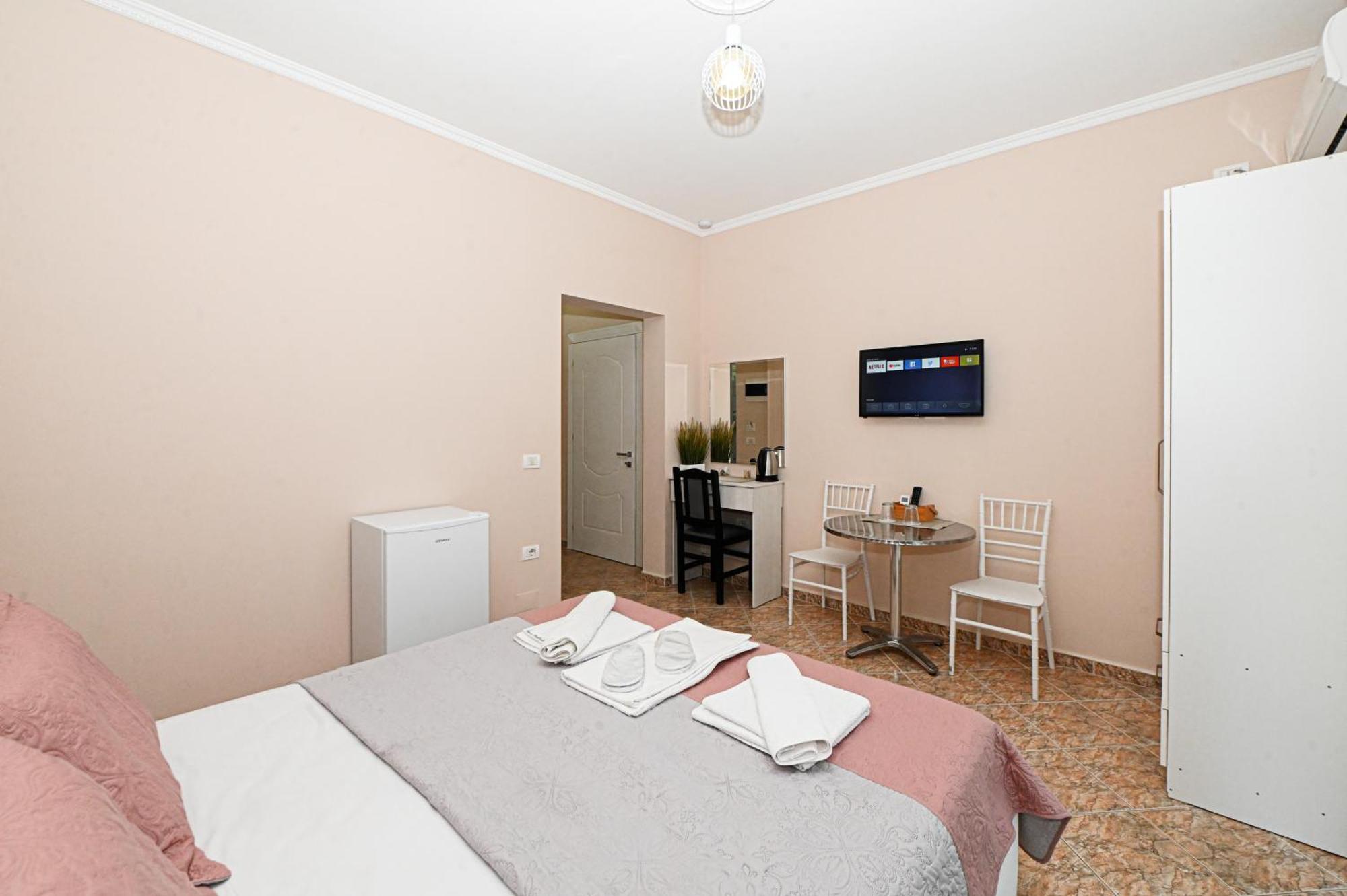 Hotel Fama Shkallnur Ngoại thất bức ảnh