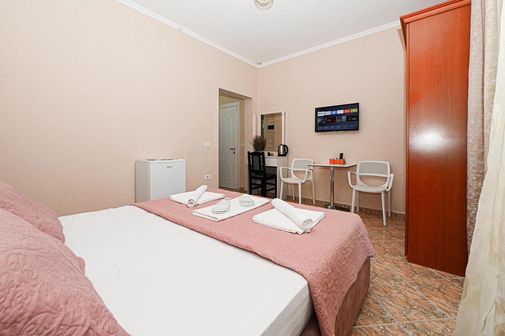 Hotel Fama Shkallnur Ngoại thất bức ảnh