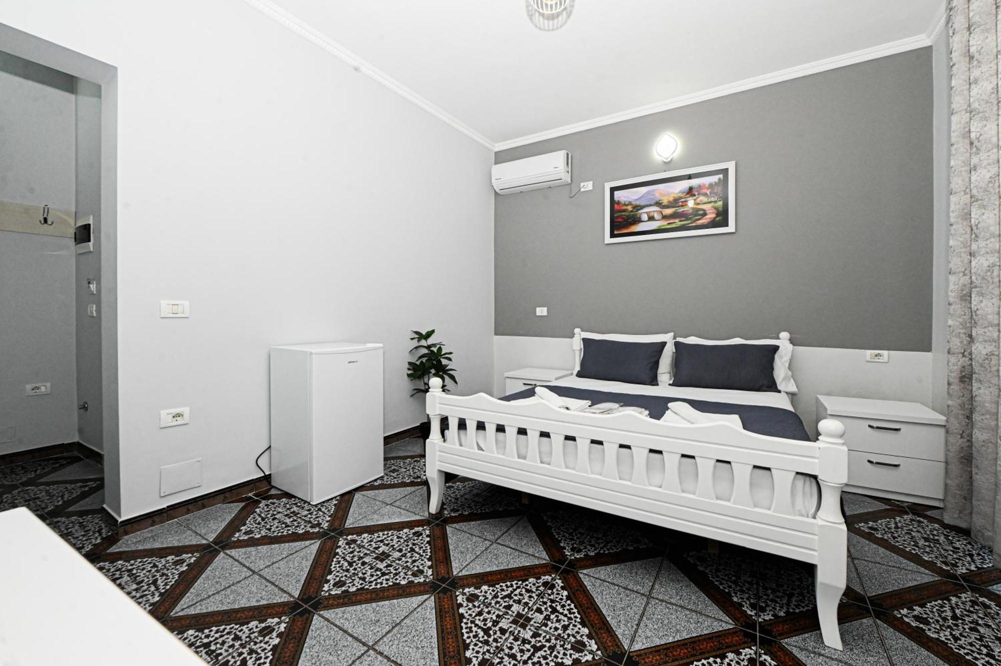 Hotel Fama Shkallnur Ngoại thất bức ảnh
