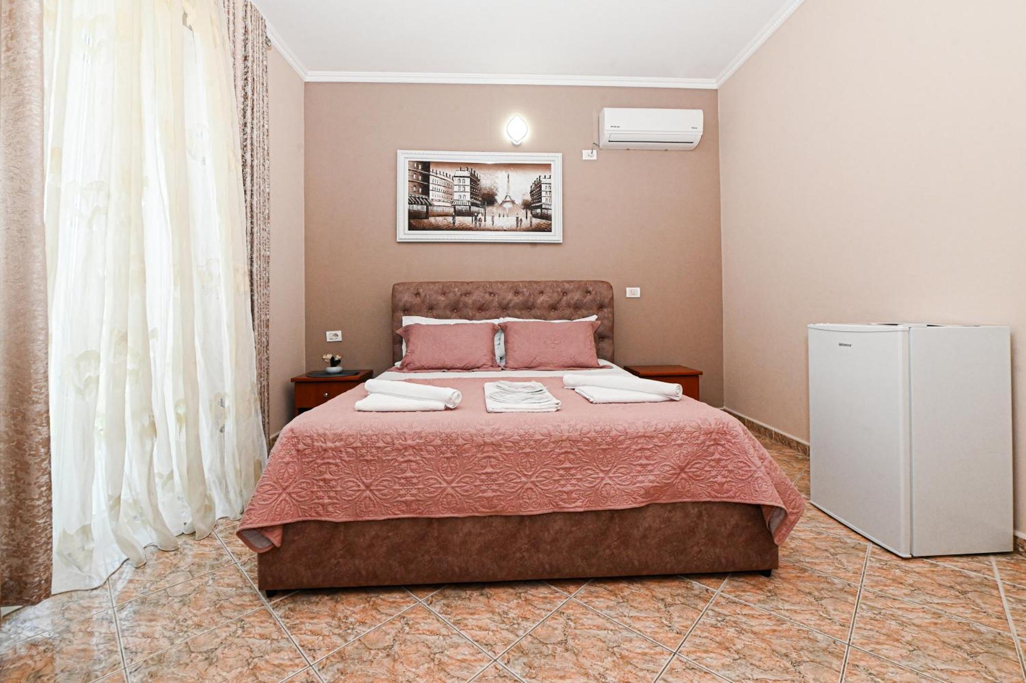 Hotel Fama Shkallnur Ngoại thất bức ảnh