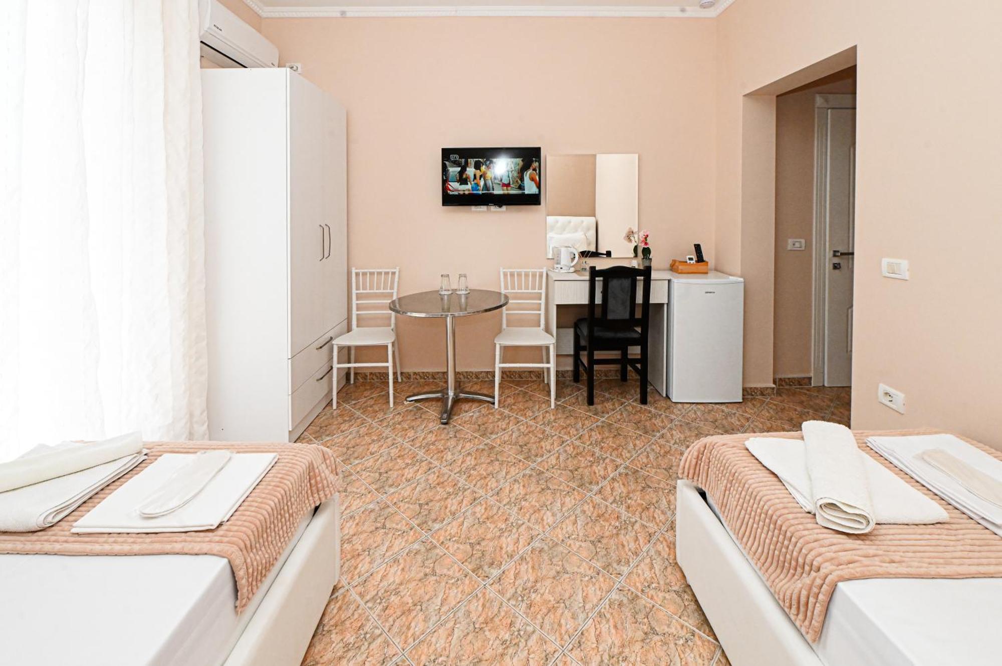 Hotel Fama Shkallnur Ngoại thất bức ảnh
