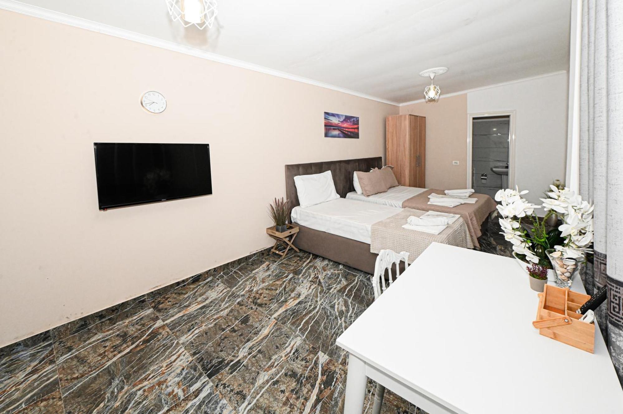 Hotel Fama Shkallnur Ngoại thất bức ảnh