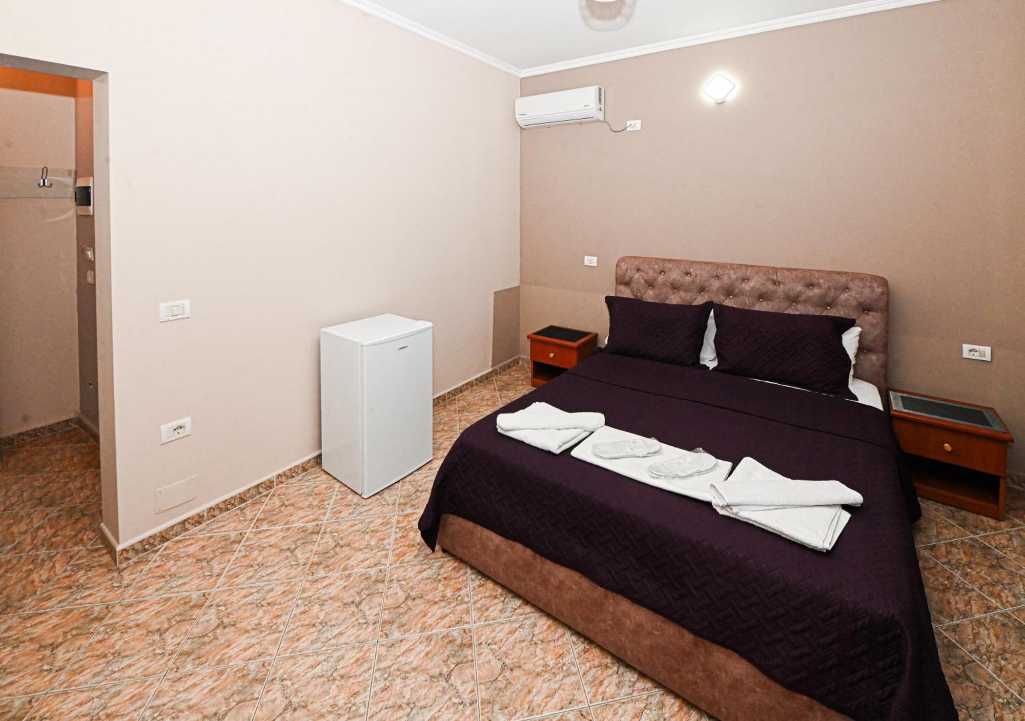 Hotel Fama Shkallnur Ngoại thất bức ảnh