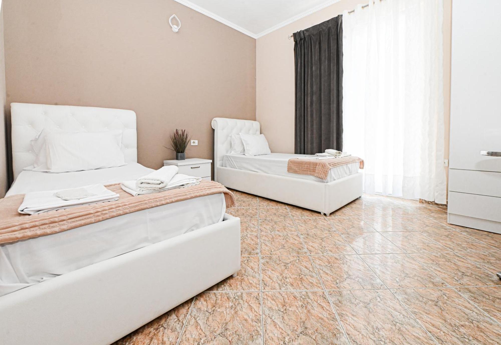 Hotel Fama Shkallnur Ngoại thất bức ảnh