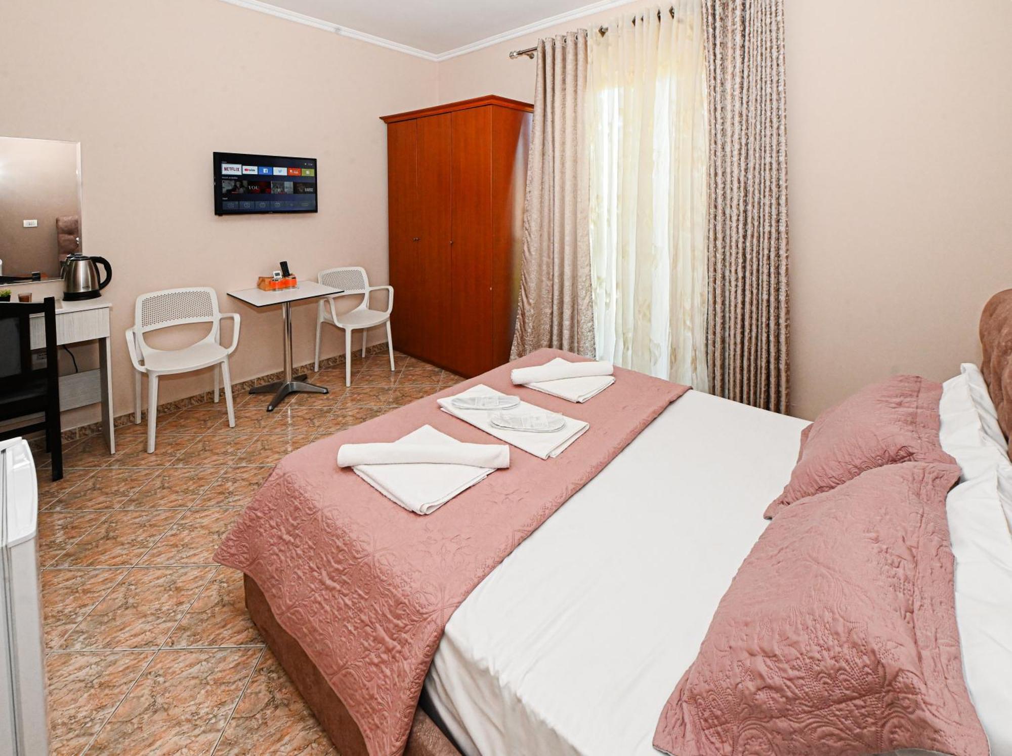 Hotel Fama Shkallnur Ngoại thất bức ảnh